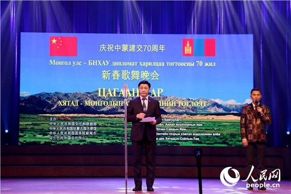蒙古国教科文体部部长巴特尔毕力格（左）在致辞。