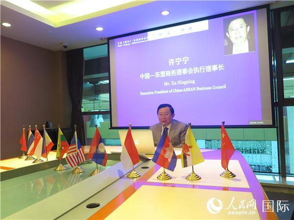 图为四川省德阳市副市长李成金在中国（德阳）—东盟投资合作对接发言