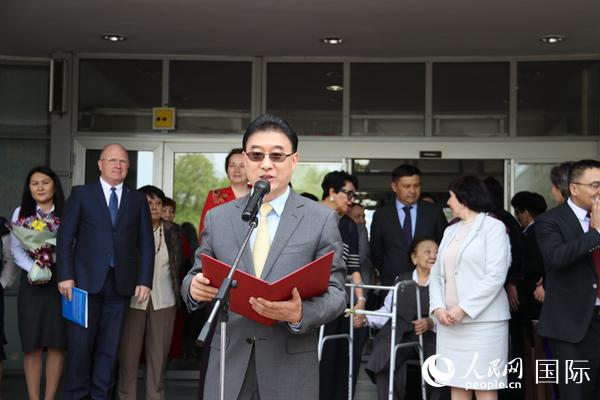 中国驻阿拉木图总领事张伟在当天举行的世界图书和版权日主题活动上发言（本报记者周翰博摄）