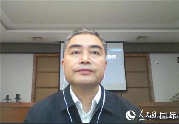 图为中国-东盟商务理事长执行理事长许宁宁在中国（德阳）—东盟投资合作对接会上致辞